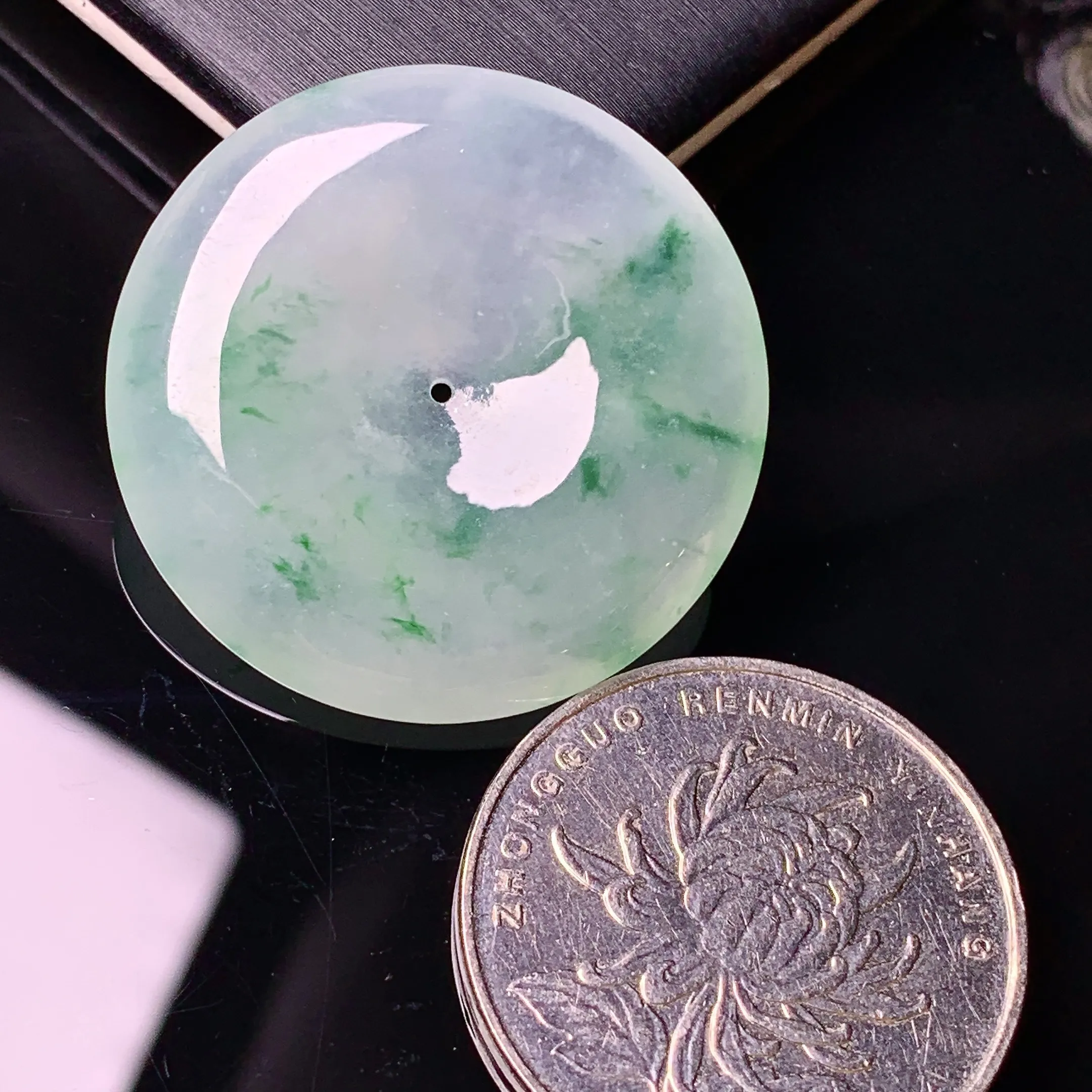 冰种飘绿平安扣吊坠 玉质细腻 色泽清新艳丽 整体尺寸29.5*5.3