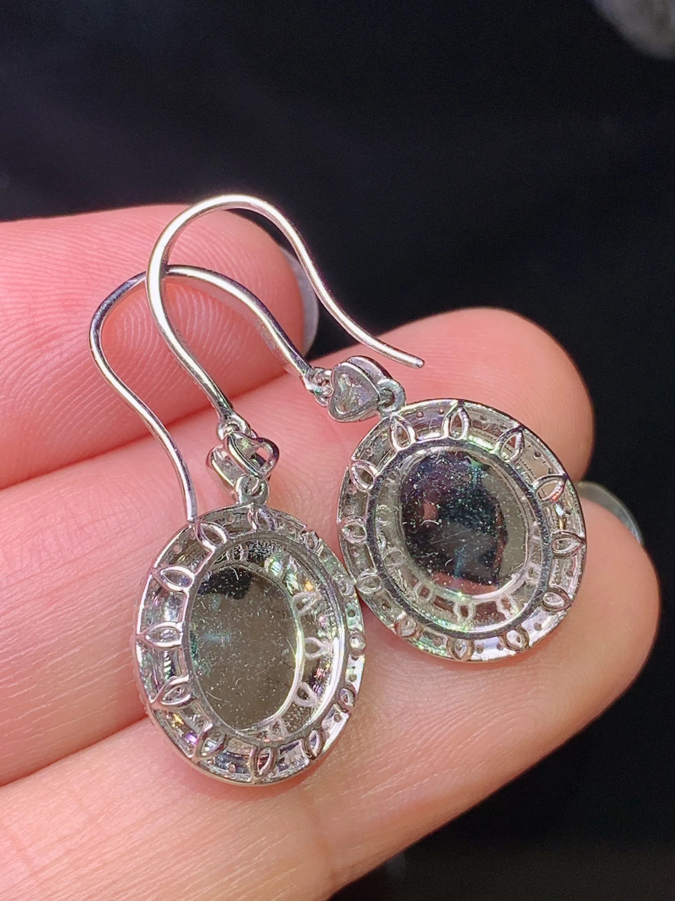 18k金钻镶嵌满绿蛋面耳坠 玉质细腻 色泽清新艳丽 整体尺寸29.5*12.3*7