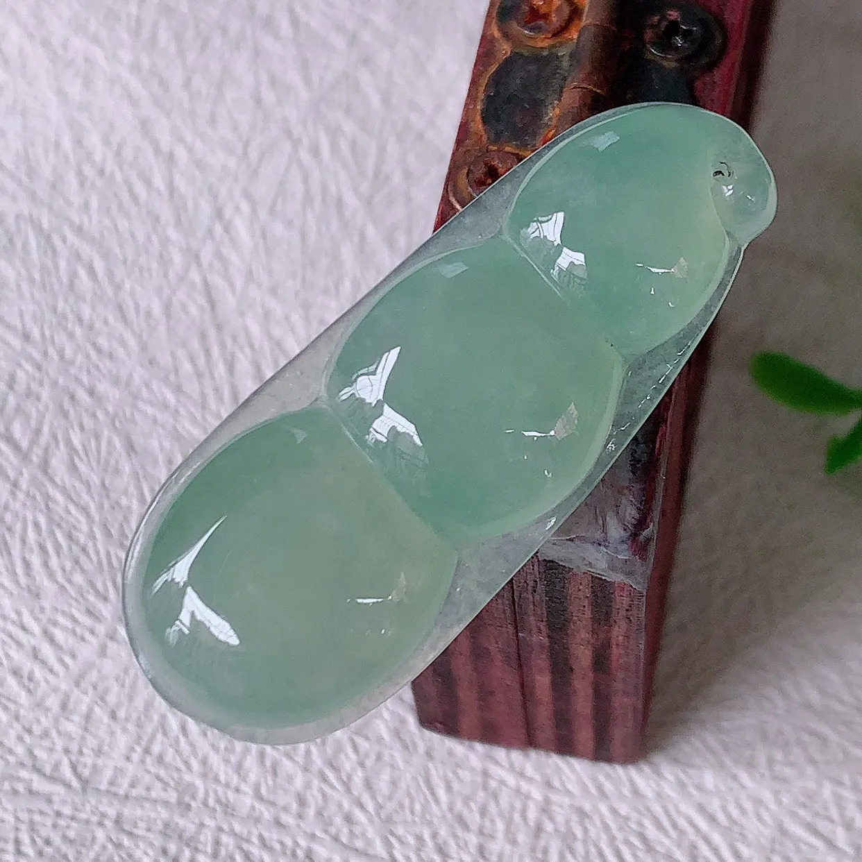 自然光实拍，冰种满绿翡翠福豆吊坠，寓意“四季平安，福气满满”胶感十足，饱满，佩戴效果优雅迷人！#01.24