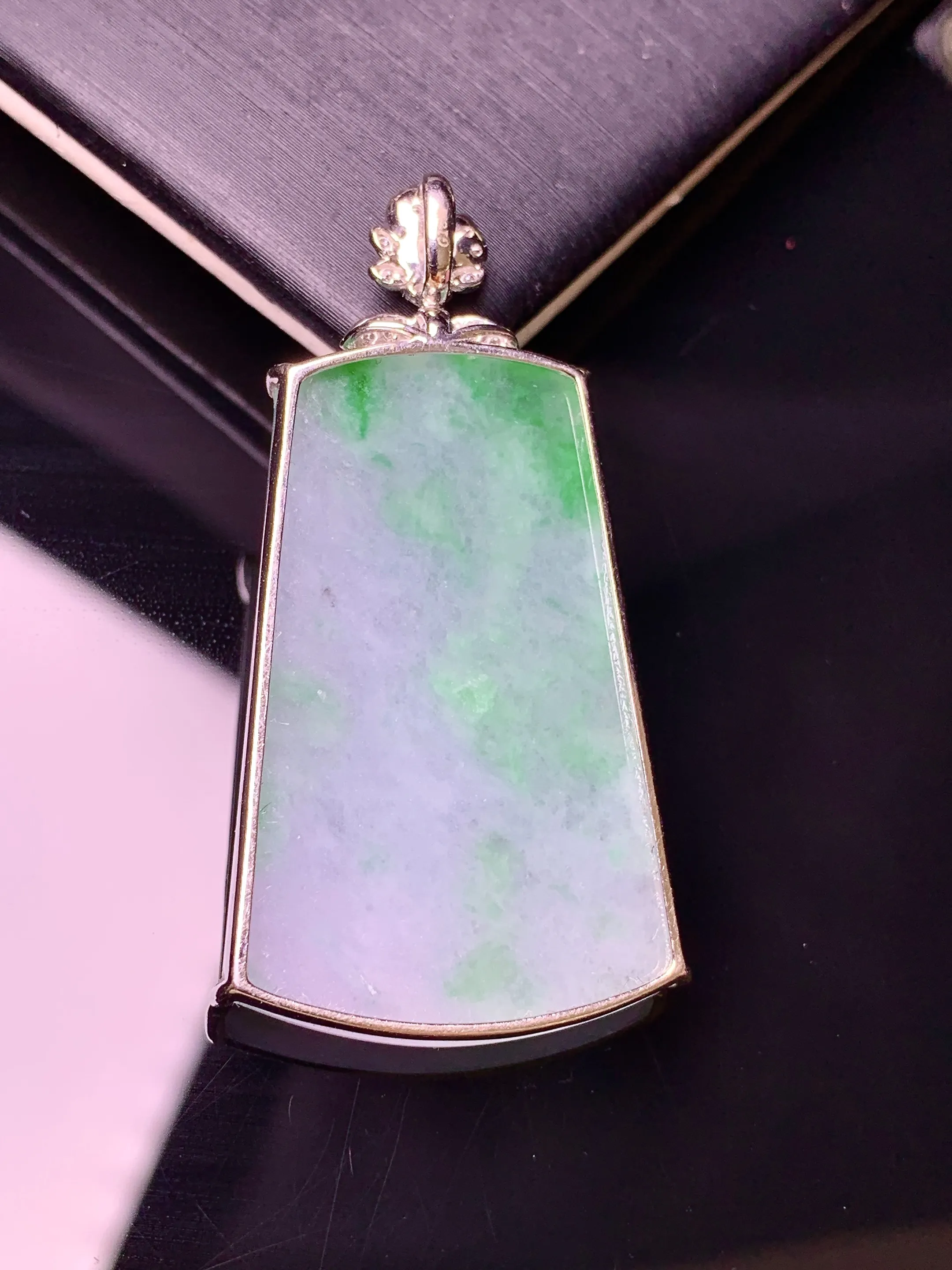 18k金钻镶嵌飘绿无事牌吊坠 玉质细腻 色泽清新艳丽 整体尺寸43.2*22.3*4.2