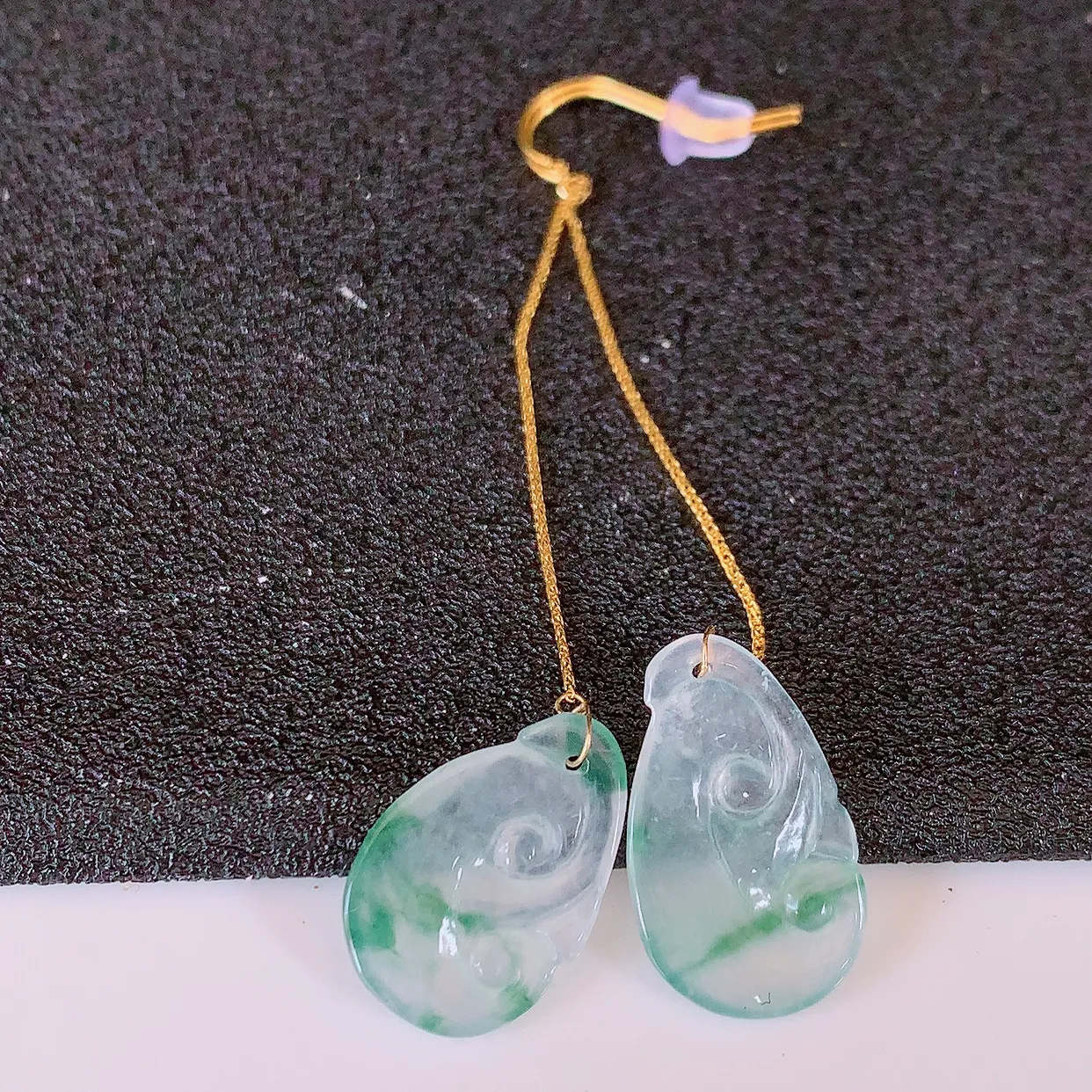 18k金镶嵌冰种飘花翡翠如意耳坠，沁人心脾，耳坠佩戴效果大气出众，尽显气质。种水好，胶感足，颜相当漂亮，高性价比，值得入手品鉴！#41.26整体60.5裸石17.5*10.5*2.5