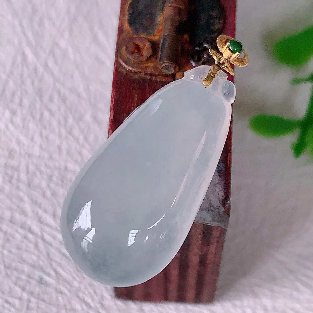 自然光实拍，18K金镶嵌冰种翡翠招财福瓜吊坠，翡翠福瓜招财瓜，冰润且起胶感，佩戴效果优雅迷人！#1.24整体30裸石25.5-13*5.8