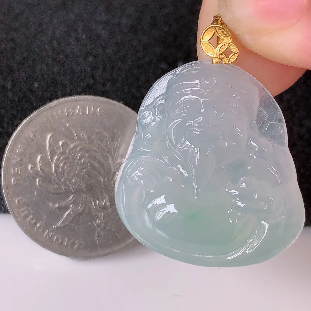 自然光实拍，18K金镶嵌冰种飘花翡翠招财财神爷吊坠，财神到你家里来，年年月月发大财，形态极为讨喜，佩戴效果招财迷人#41.24整体32.5*裸石27*25*6