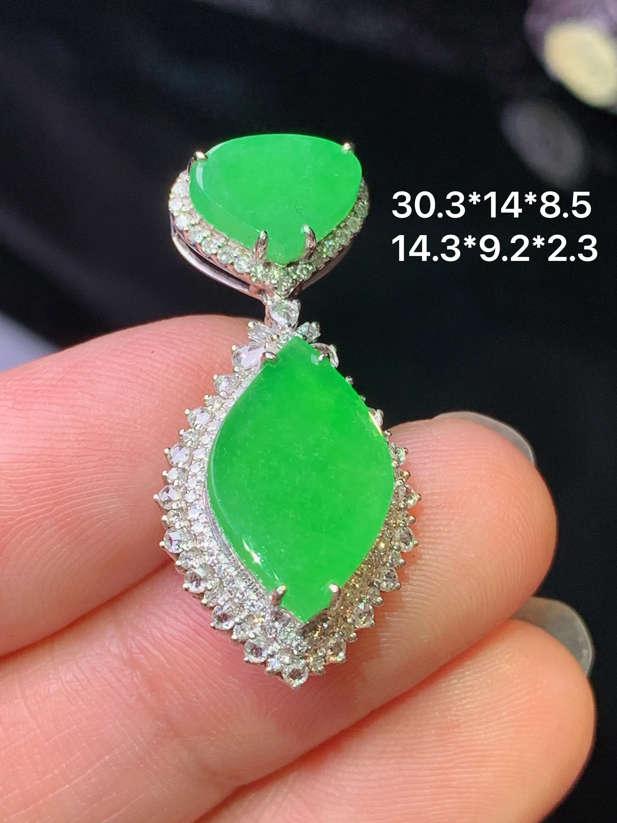 18k金钻镶嵌满绿随形吊坠 玉质细腻 色泽清新艳丽 整体尺寸30.3*14*8.5