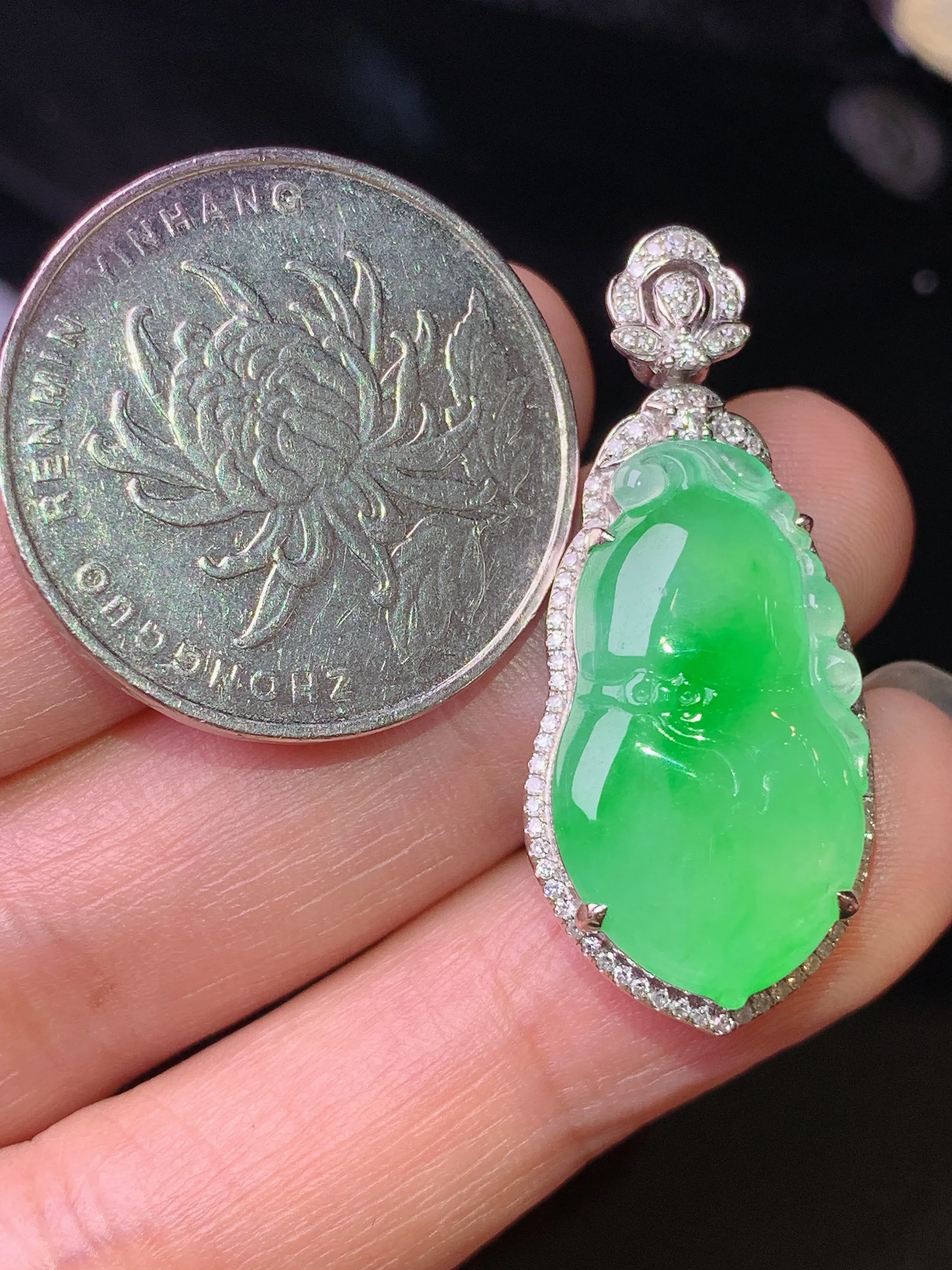 18k金钻镶嵌翠绿葫芦吊坠 玉质细腻 色泽清新艳丽 整体尺寸34.2*14.8*7.5