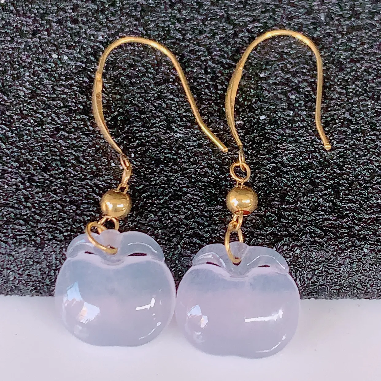 18k金镶嵌冰种翡翠苹果耳坠，沁人心脾，耳坠佩戴效果大气出众，尽显气质。种水好，胶感足，颜相当漂亮，