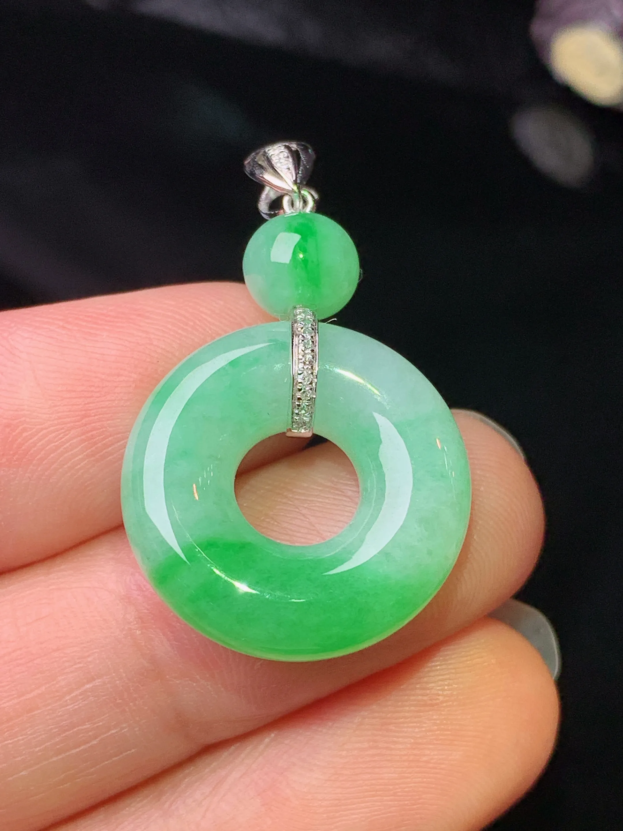 18k金钻镶嵌翠绿平安环吊坠 玉质细腻 色泽清新艳丽 整体尺寸31.5*19.2*6