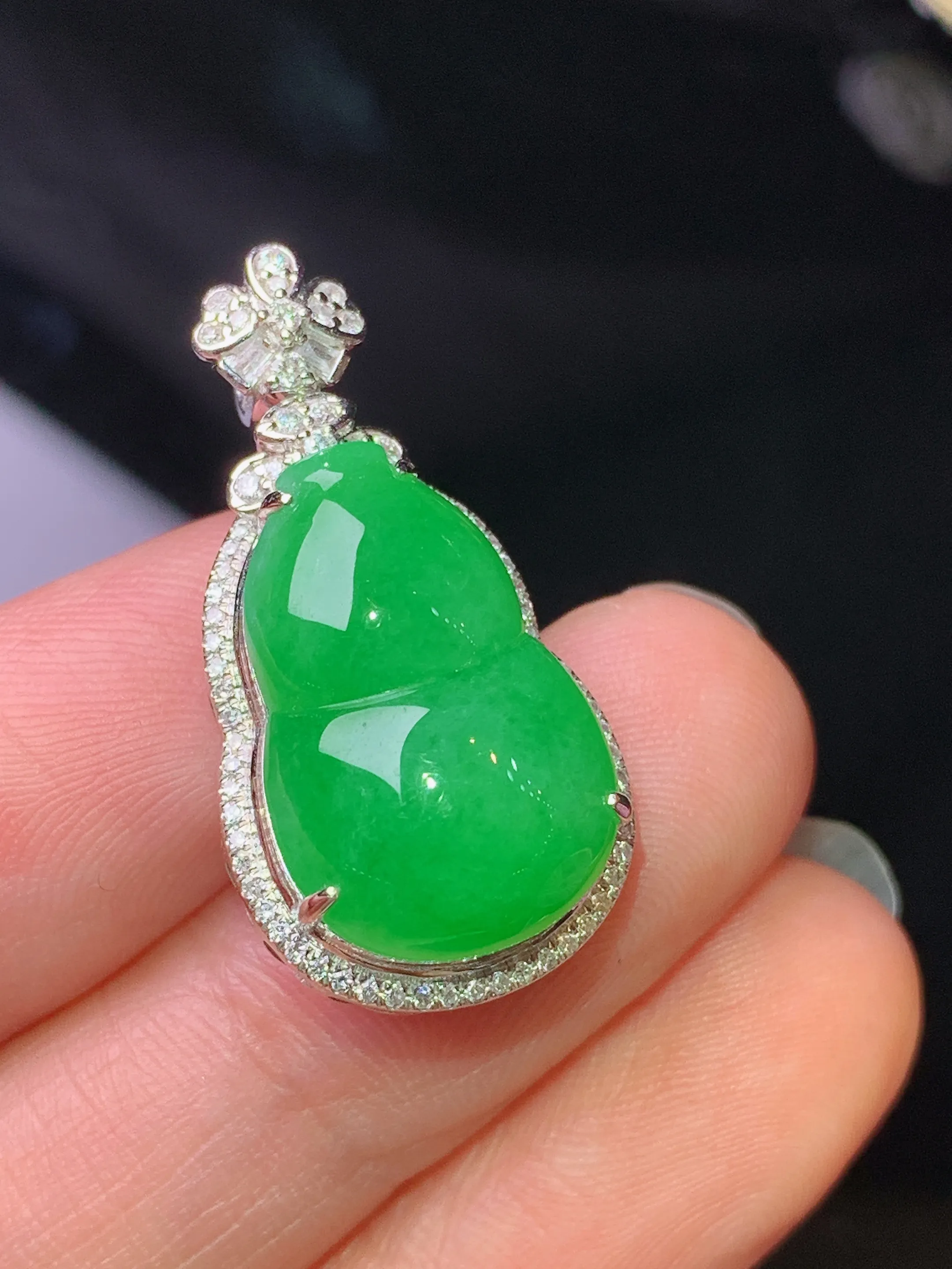 18k金钻镶嵌满绿葫芦吊坠 玉质细腻 色泽清新艳丽 整体尺寸28.5*14.5*10