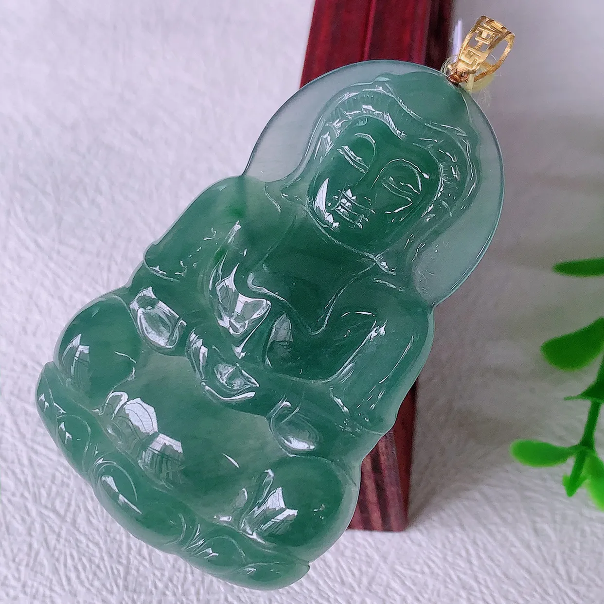 18K金镶嵌冰种满色翡翠观音菩萨吊坠，赐福翡翠观音，观音面相端庄，品相佳，佩戴气质！#35.24