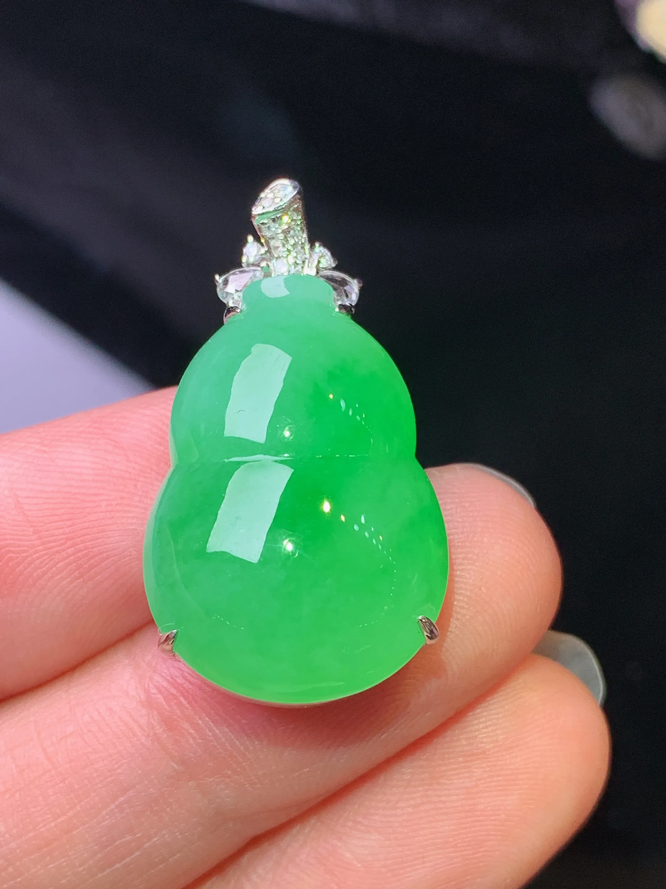 18k金钻镶嵌翠绿葫芦吊坠 玉质细腻 色泽清新艳丽 整体尺寸29.3*16.2*9.7