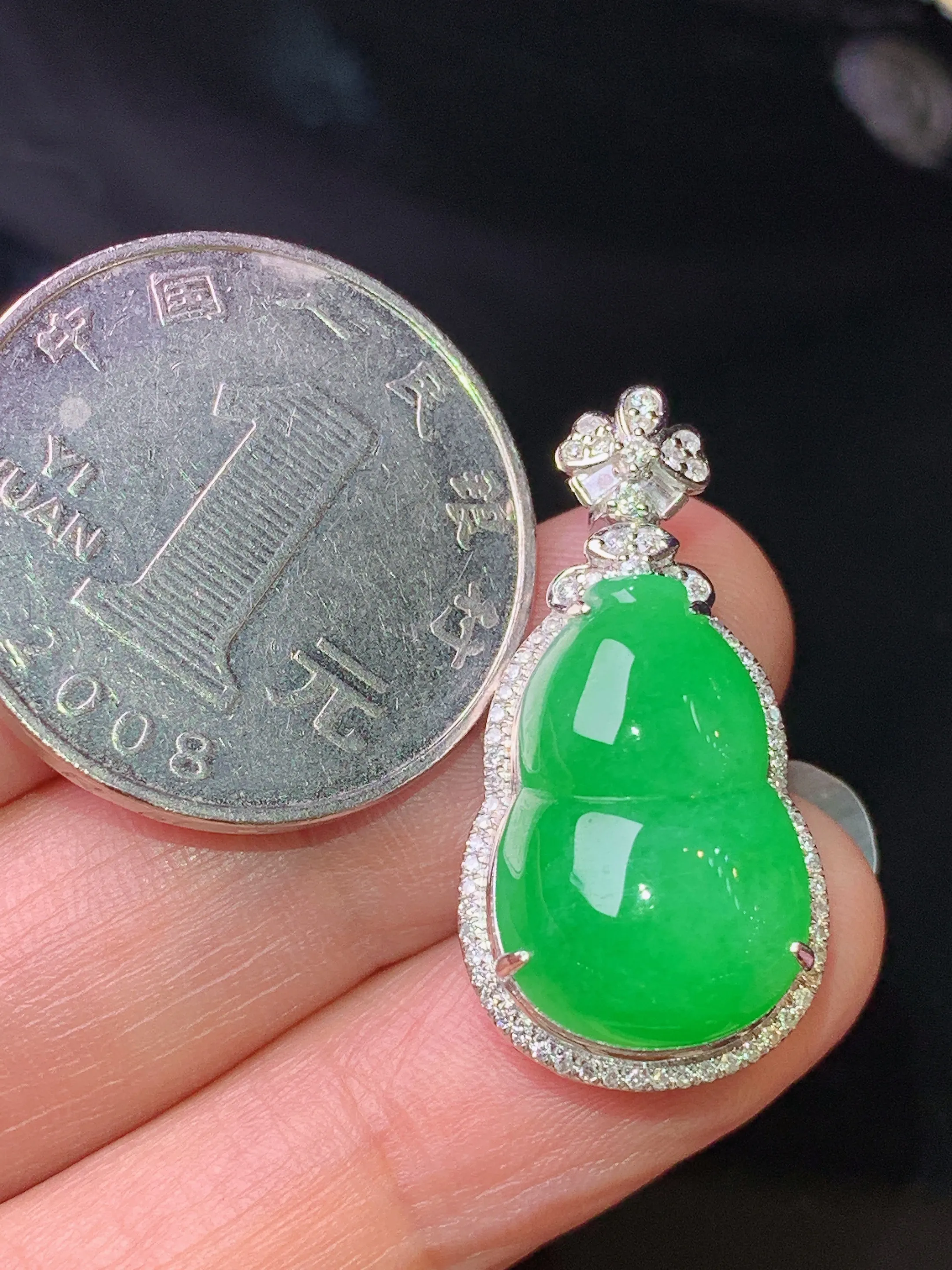 18k金钻镶嵌满绿葫芦吊坠 玉质细腻 色泽清新艳丽 整体尺寸28.5*14.5*10