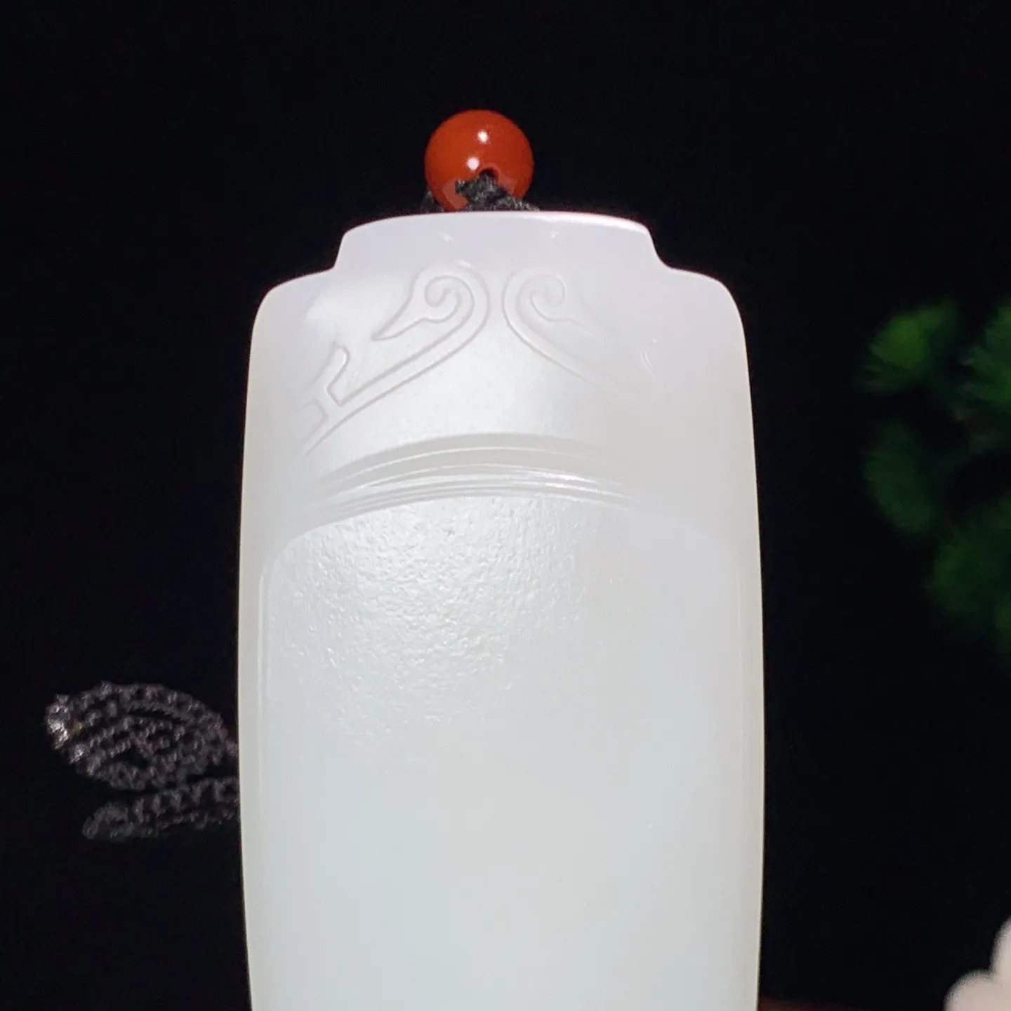 新疆和田玉白皮料籽料羊脂白玉平安无事牌子挂件。尺寸72/39/13重91克 玉质细腻油润。过灯无裂无杂无结构 手推出油。佩戴高端典雅。lt251225