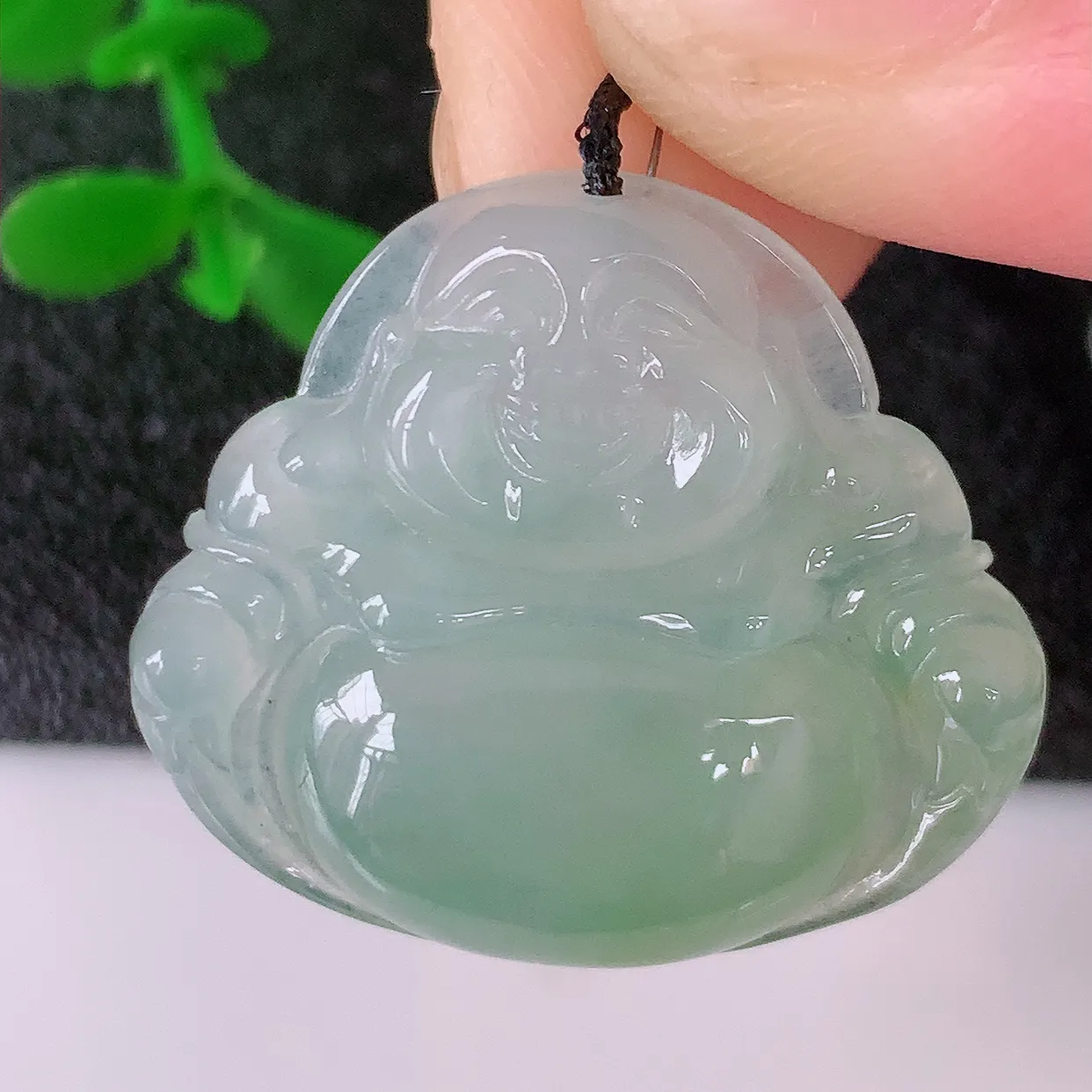 自然光实拍，冰种淡绿翡翠佛公吊坠，水灵起胶，翠色迷人，佛公在心中，一生平安，饱满圆润，开怀大笑佛公，配戴灵气十足！#46.24