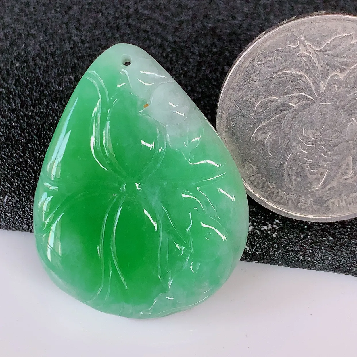 自然光实拍，水润飘绿翡翠荷叶鱼、和和美美玉坠，财源广进，自然隐逸、荷本是素不着尘之物，有和美之寓意。#57.26