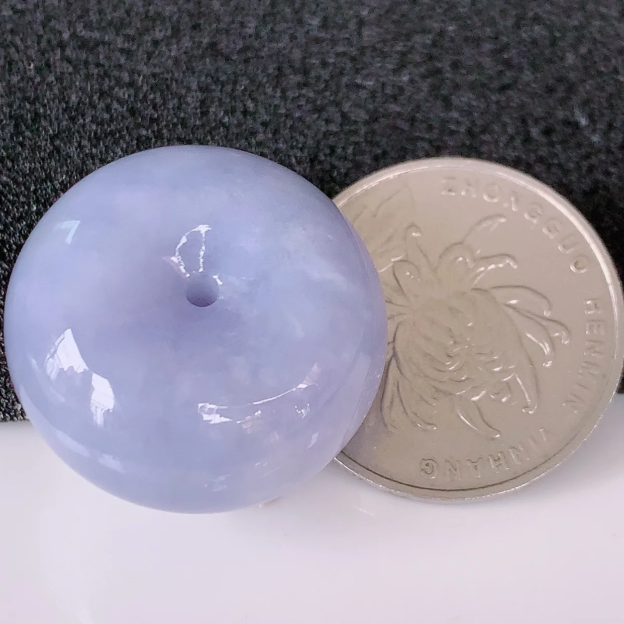 自然光实拍，艳丽紫罗兰翡翠平安扣吊坠，形体饱满圆润，平安扣肥嘟嘟的，平平安安，种水很好，配戴精美！#05.24