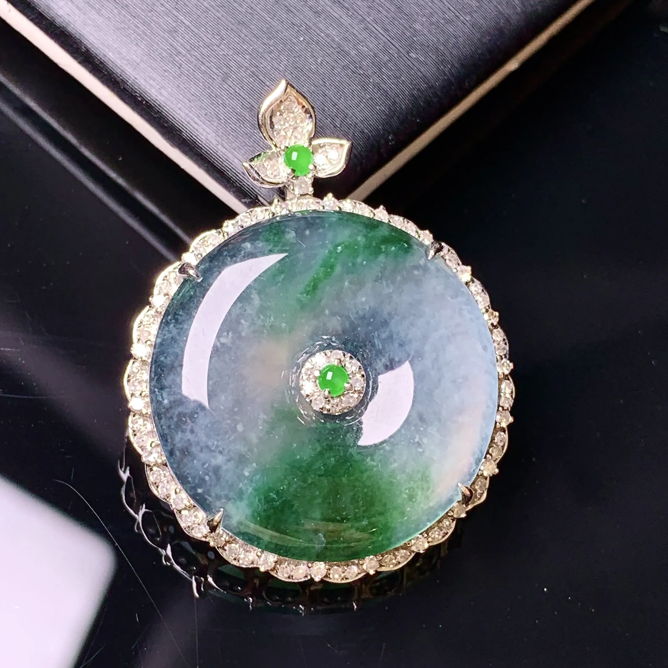 18k金镶嵌冰种飘绿平安扣吊坠 玉质细腻 色泽清新艳丽 整体尺寸30*23.5*6.3