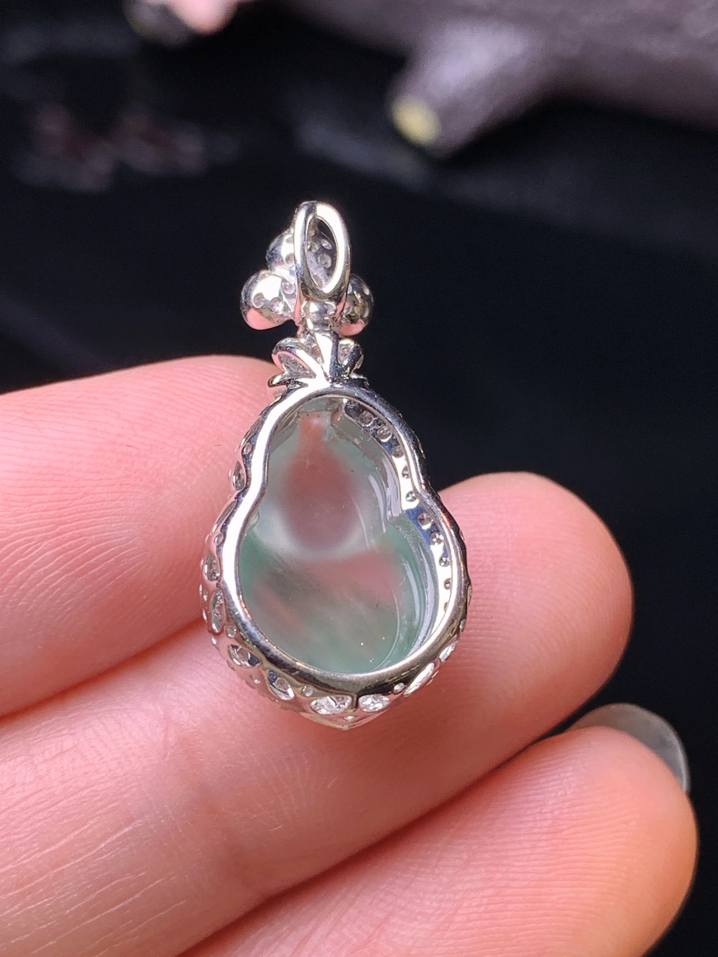 18k金钻镶嵌冰种飘绿葫芦吊坠 玉质细腻 色泽清新艳丽 整体尺寸25*12.2*7.8