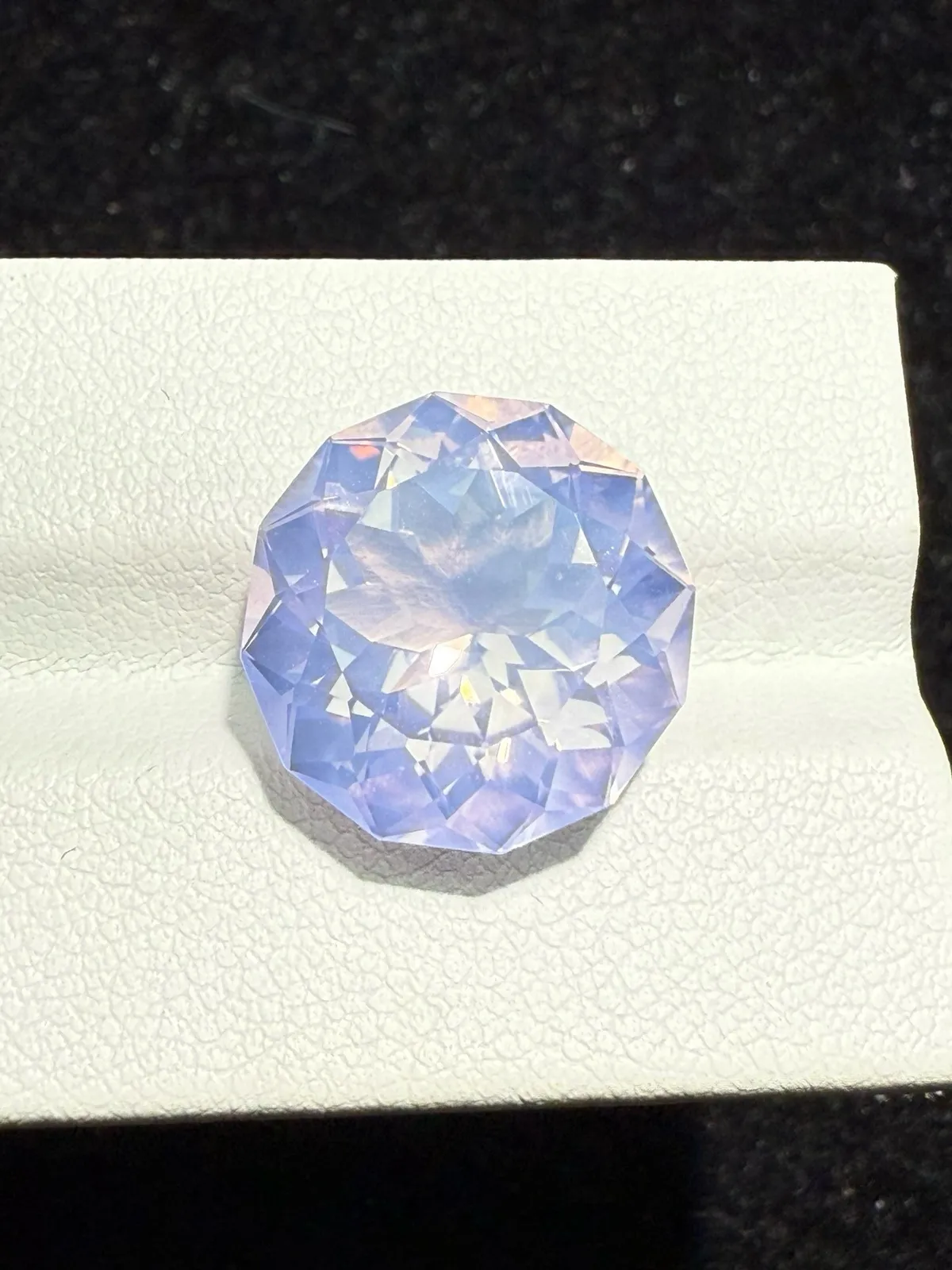 【高端珠宝】天然极美浪漫薰衣草紫晶裸石
重量: 11.475ct  规格: 15*15*9.8毫米
精湛切工，满身火彩
台面大，实物更美，可以代镶嵌设计。
