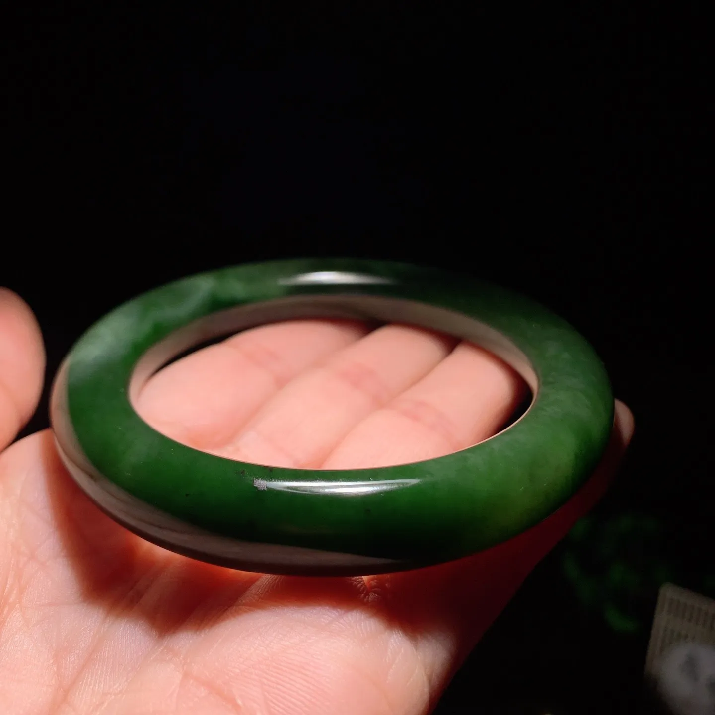 59圈口和田玉菠菜绿俄罗斯碧玉圆条手镯。59圈口条宽12厚12重72.5克 玉质细腻油润。手推出油。佩戴高端典雅。lt251225