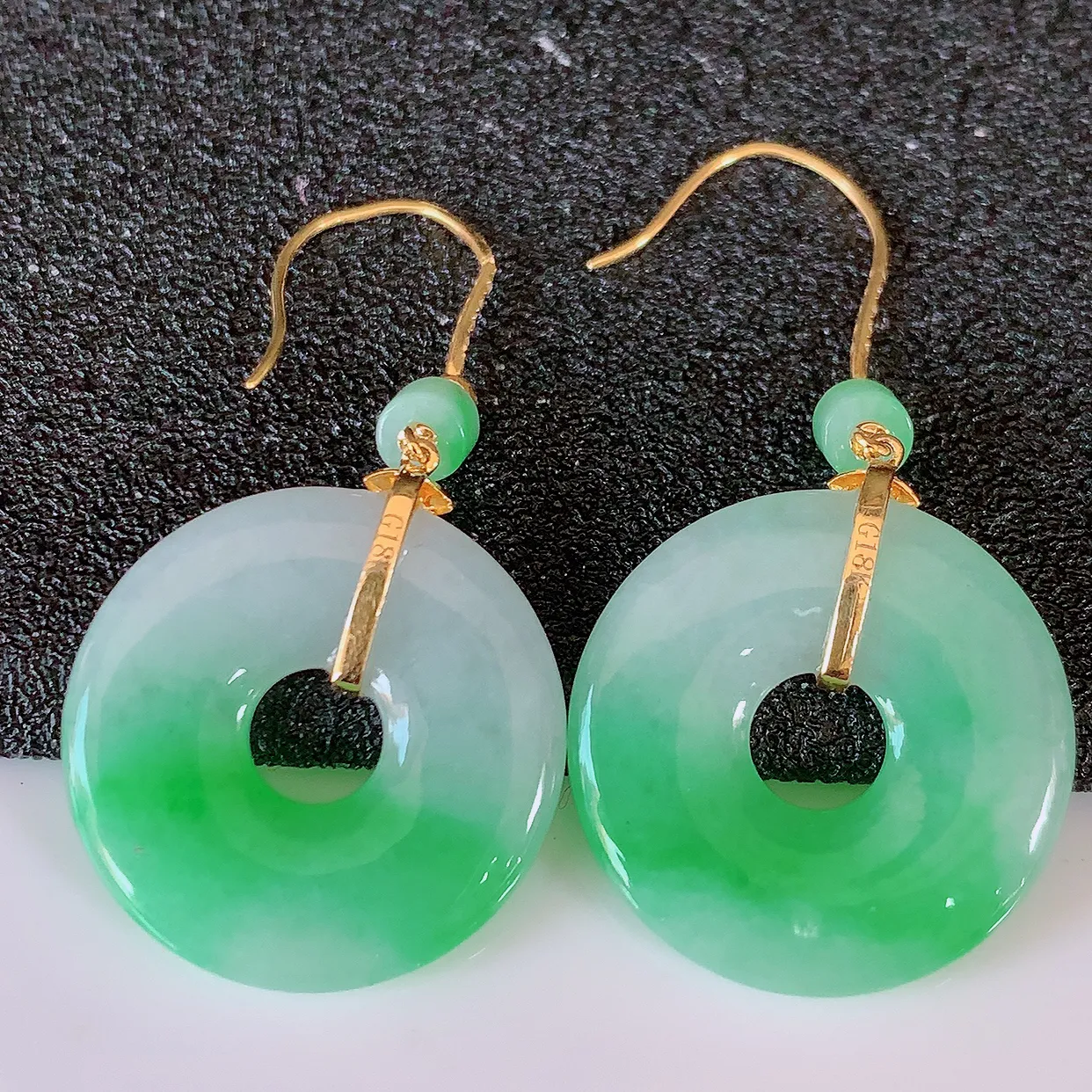 自然光实拍 18k金镶嵌飘绿翡翠平安扣耳坠，沁人心脾，豪华镶嵌而成，耳坠佩戴效果大气出众，尽显气质。种水好，胶感足，颜相当漂亮，高性价比，值得入手品鉴！#83.26耳坠整体长36*19*3.3裸石19*19