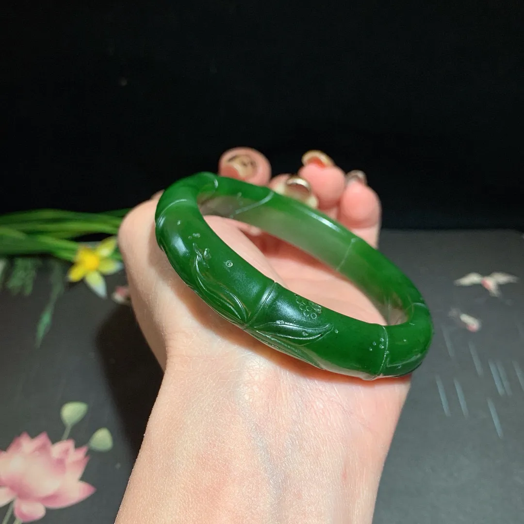 和田玉59圈口菠菜绿雕花碧玉手镯！玉质细腻油润 底色纯净 无裂无棉 脂粉好，品质高
