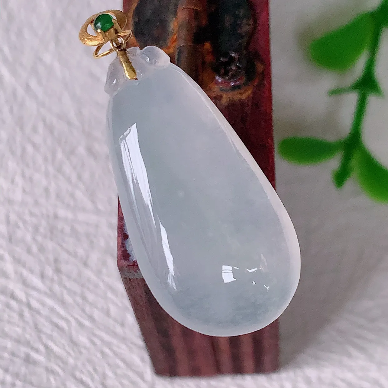 自然光实拍，18K金镶嵌冰种翡翠招财福瓜吊坠，翡翠福瓜招财瓜，冰润且起胶感，佩戴效果优雅迷人！#1.24整体30裸石25.5-13*5.8