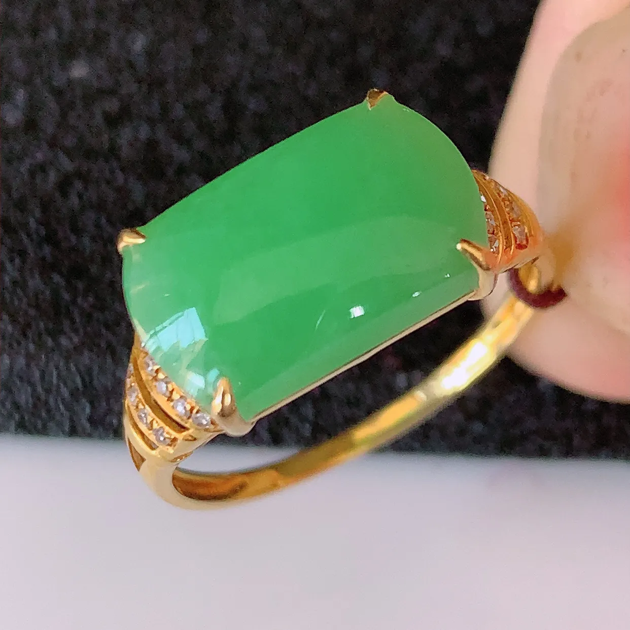 自然光实拍 18K金精工镶嵌满绿翡翠马鞍戒指，玉质细腻，翡翠色泽均匀，艳丽饱满，款式高贵大气，15圈口，上手亮眼，#83.26戒指整体23*17.5-5.8裸石13*7.5