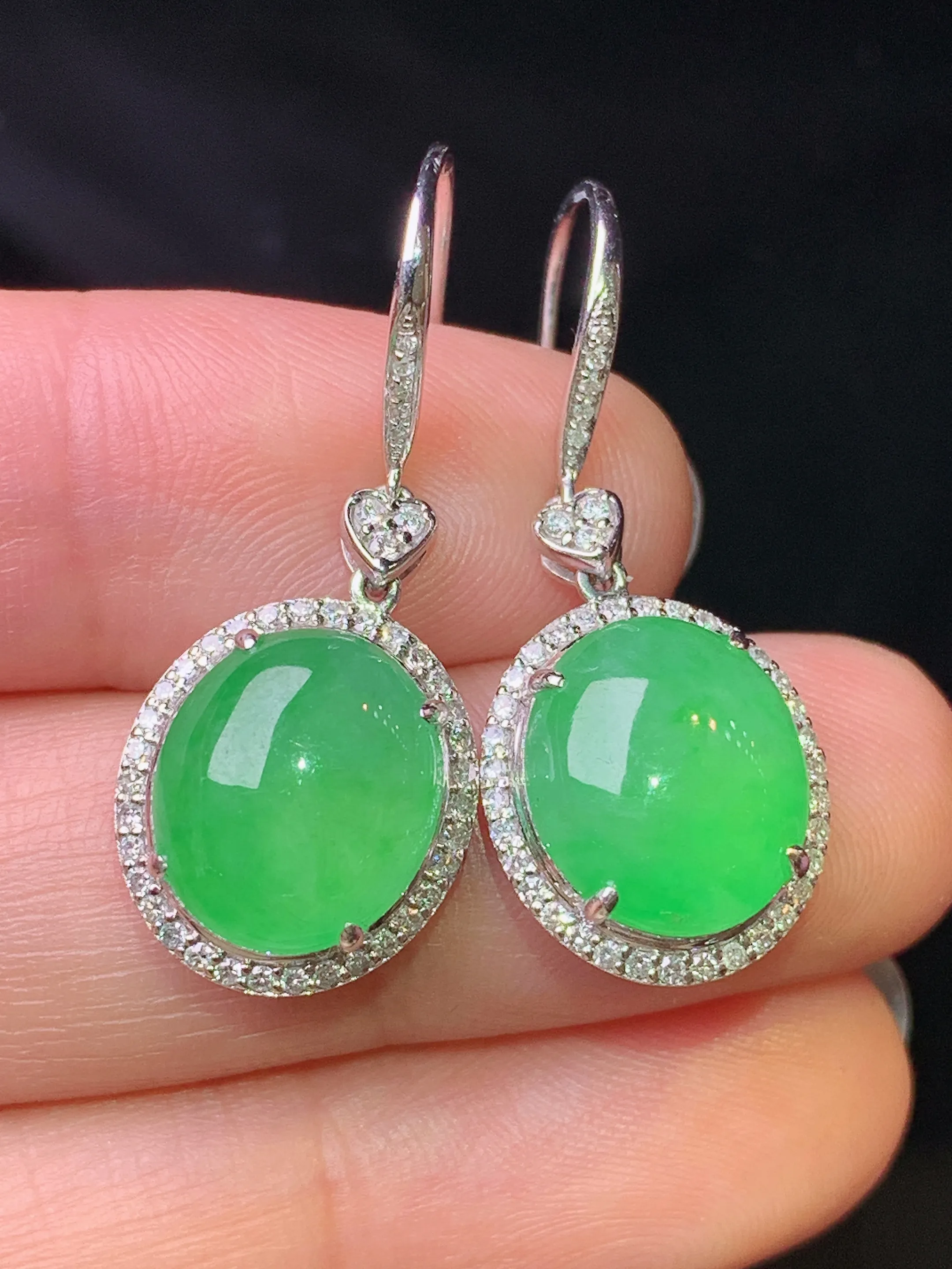 18k金钻镶嵌满绿蛋面耳坠 玉质细腻 色泽清新艳丽 整体尺寸29.5*12.3*7