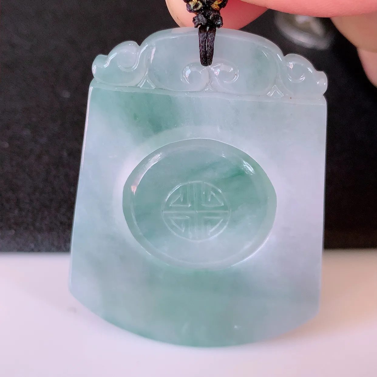 自然光实拍，冰润飘花翡翠时来运转吊坠，翠色灵动，佩戴效果时尚出众，尽显气质，玉质细腻，美感十足。#02.26