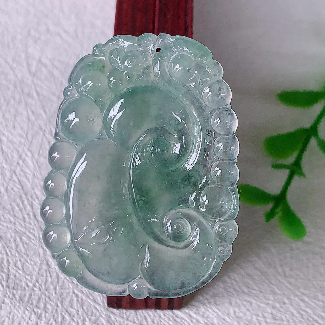 自然光实拍，冰种飘花翡翠如意吊坠，上身效果非常美，饱满大气，工艺美，万事如意，如意一生，#01.24