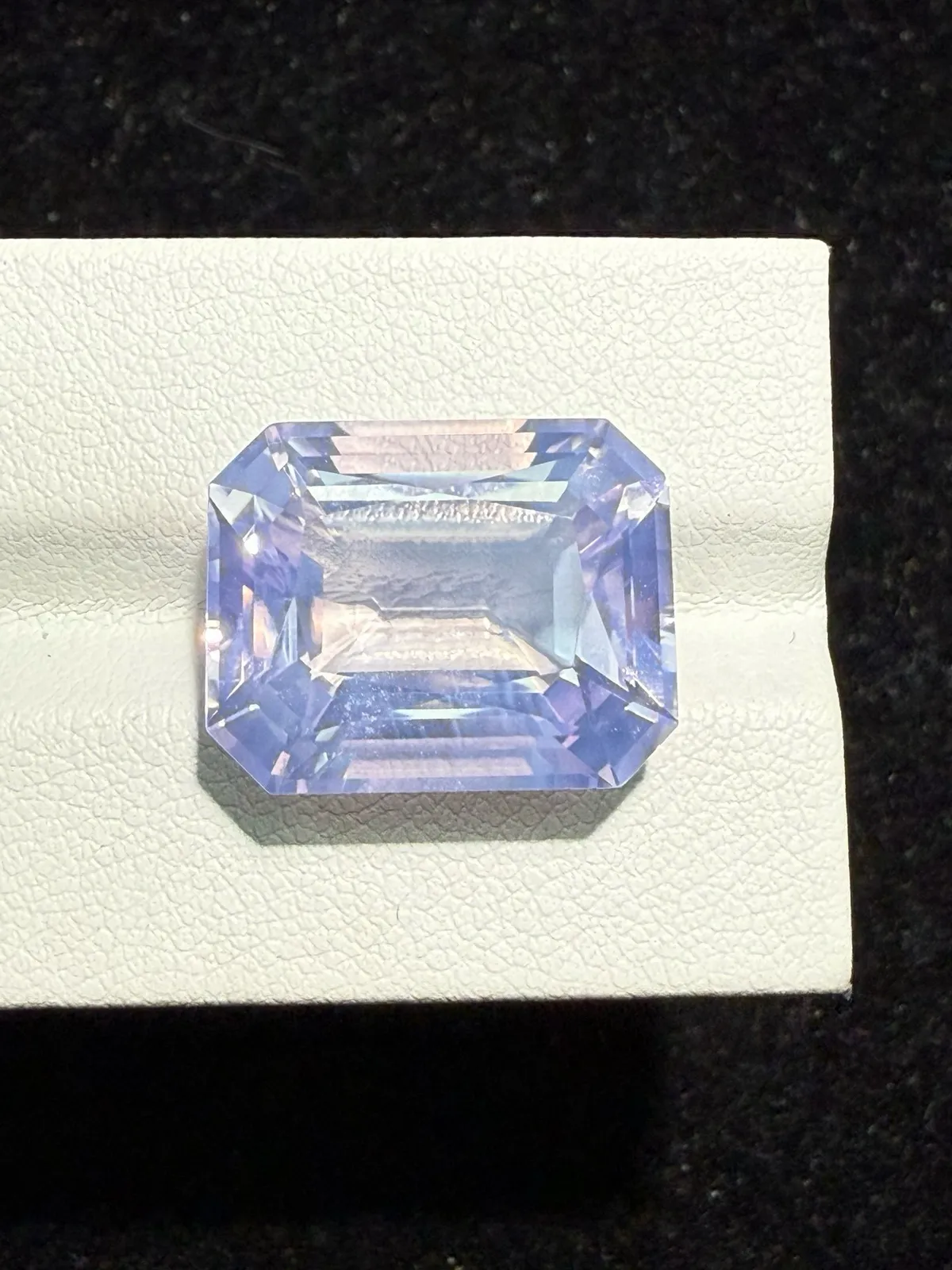 【高端珠宝】天然极美浪漫薰衣草紫晶裸石
重量: 16.98ct  规格: 17.7*14*9.8毫米
精湛切工，满身火彩
台面大，实物更美，可以代镶嵌设计。