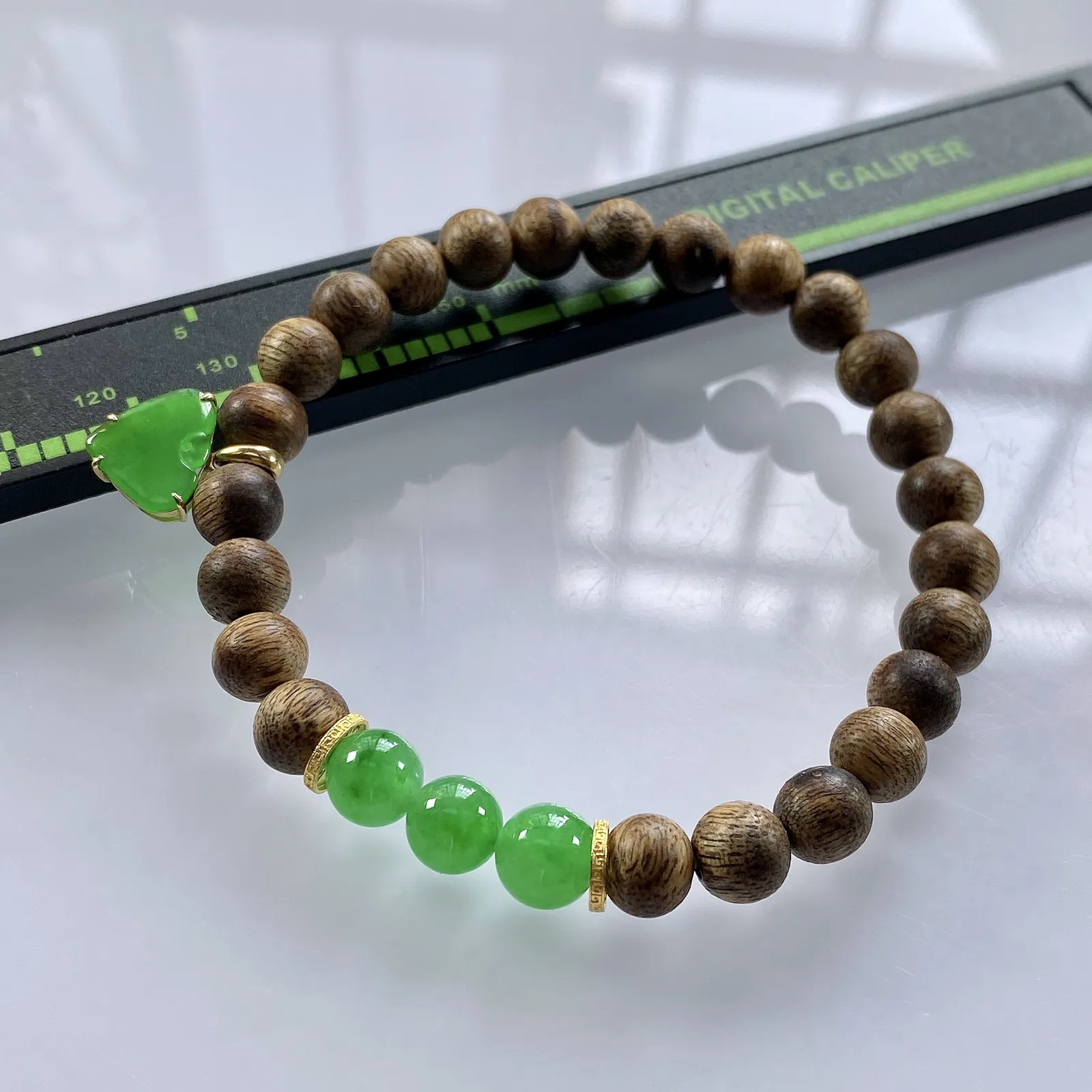 收藏级别，缅甸天然翡翠A货，卡7冰绿圆珠手串手链，尺寸：圆珠7mm/3颗，心形：11.2/10mm，