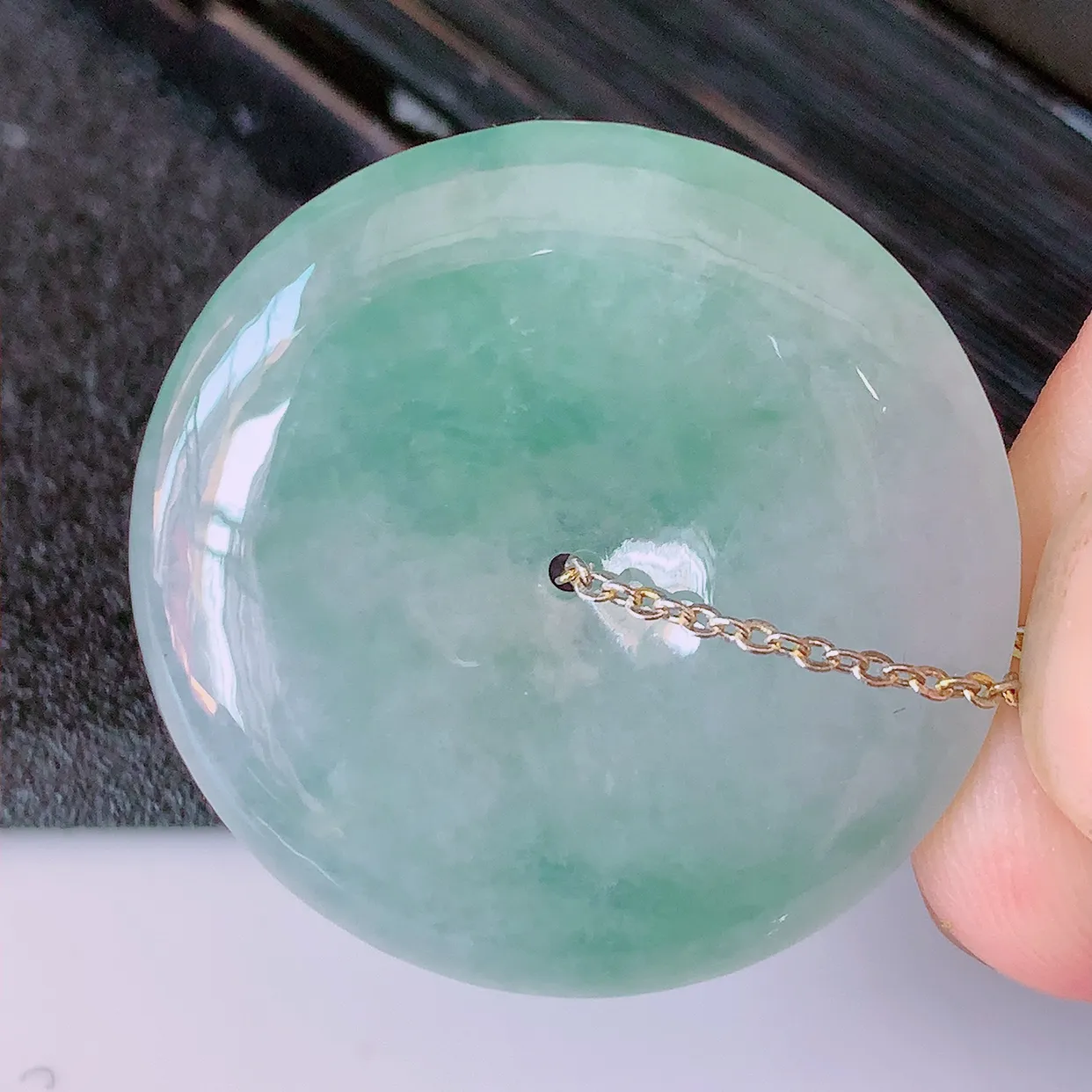 自然光实拍，冰种飘花翡翠平安扣吊坠，形体饱满圆润，平安扣肥嘟嘟的，平平安安，种水很好，配戴精美！#02.26