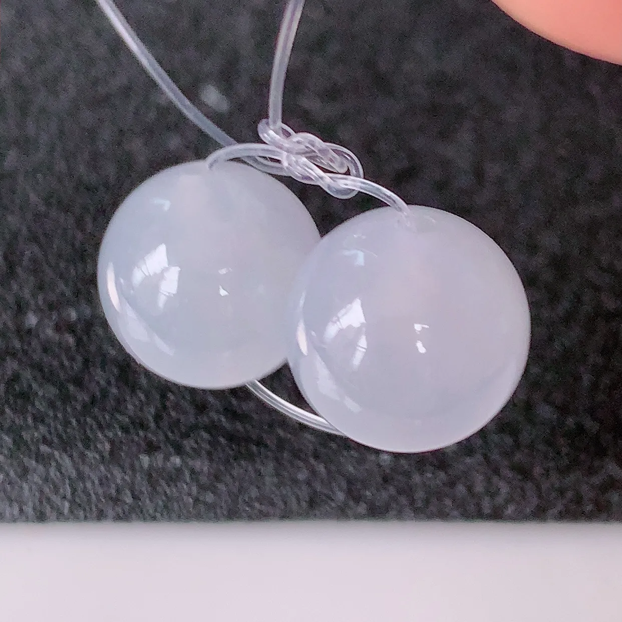 自然光实拍，冰种翡翠转运珠、路路通吊坠，寓意时来运转、财源滚滚，款式新颖时尚，日常百搭的款！配银链#