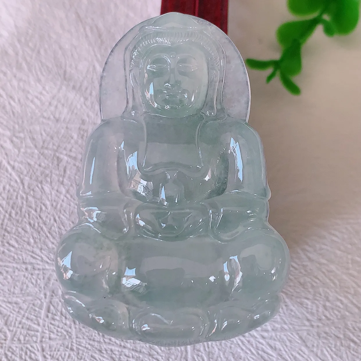 自然光实拍，冰种翡翠正装观音吊坠，赐福翡翠观音，冰透，起强玻璃光泽，观音面相慈祥，雕琢细致，佩戴气质！#60.26