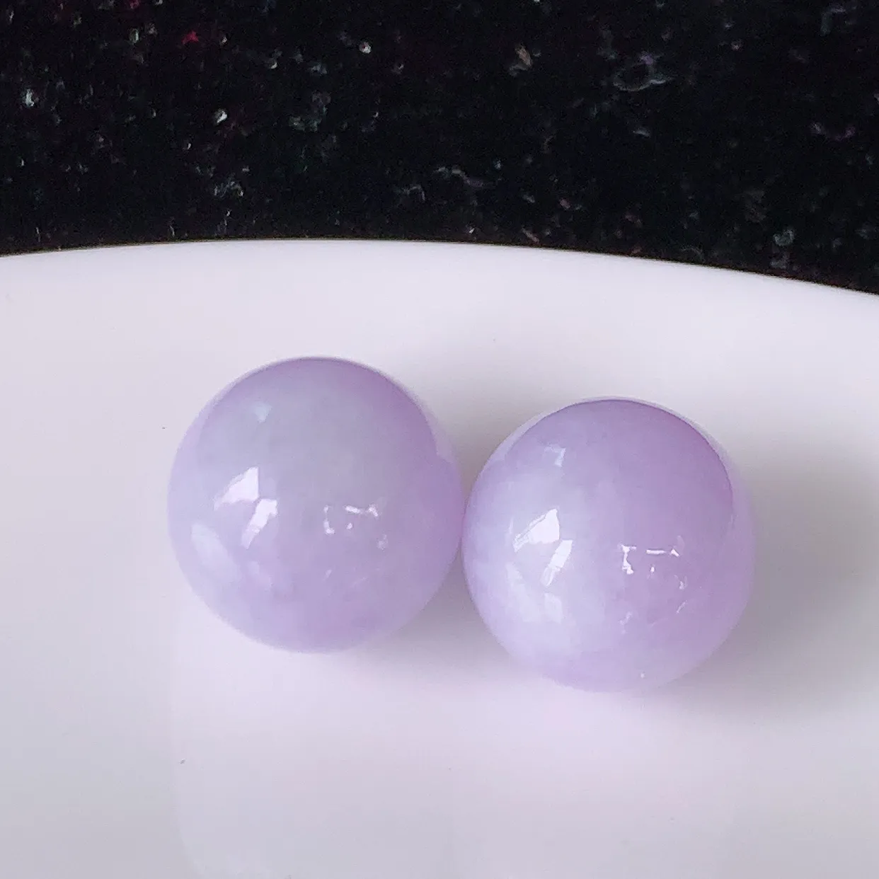 自然光实拍，紫罗兰翡翠一对圆珠、转运珠吊坠，寓意“时来运转，财源滚滚” 寓意佳，荧光灼灼，转运珠佩戴时尚优雅！#05.24