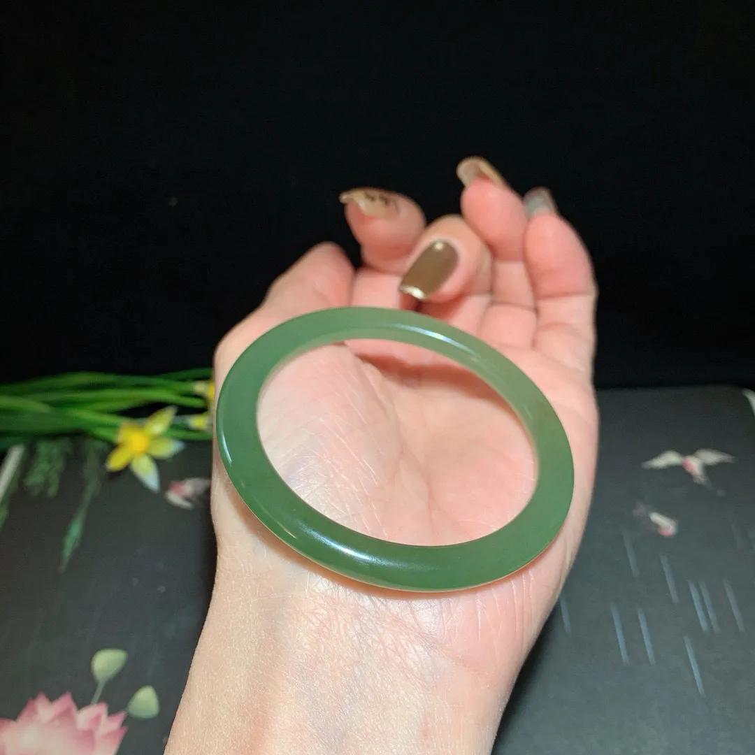 和田玉50.5圈湖水绿圆条手镯！玉质细腻油润 底色纯净  无裂无杂 脂粉好，品质高