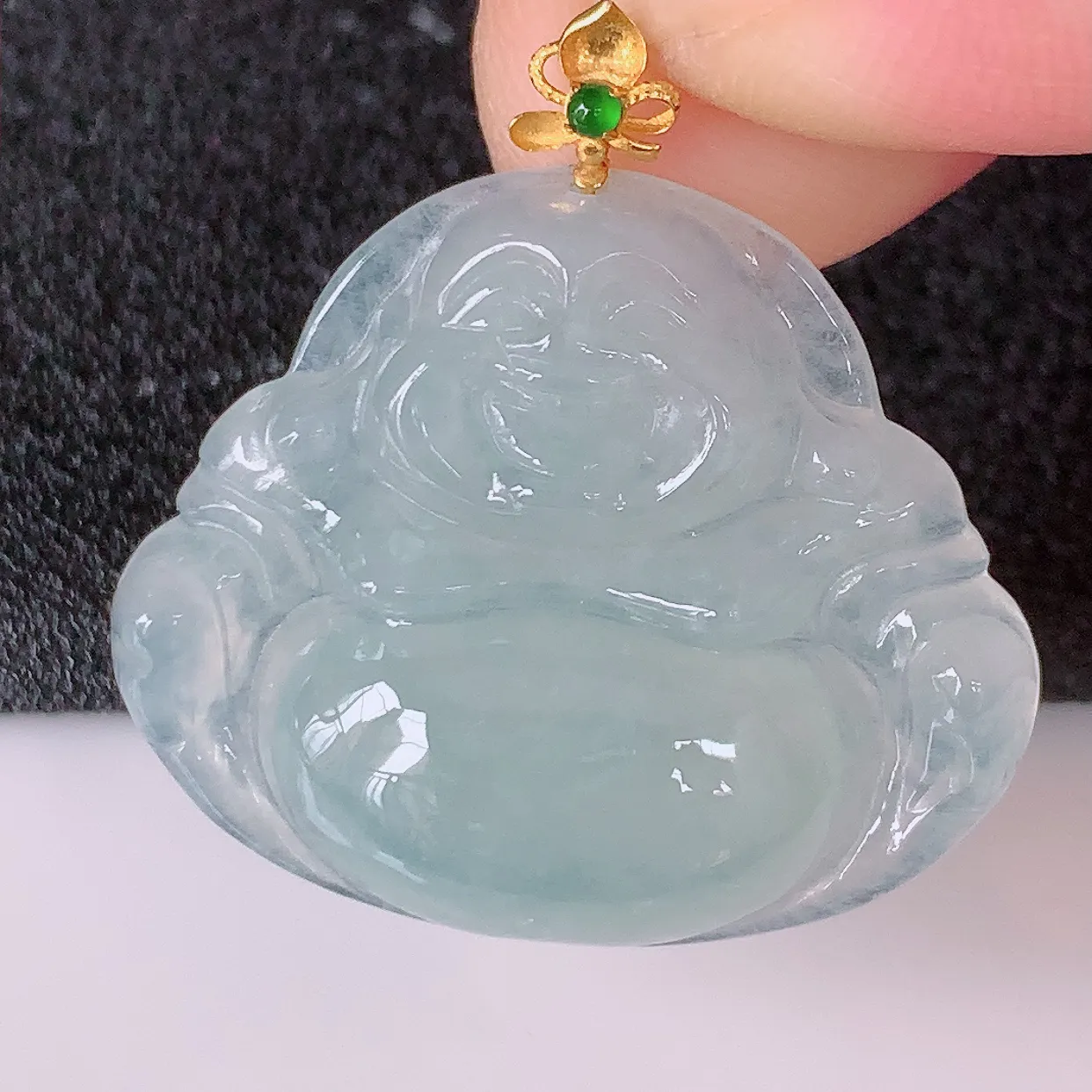 自然光实拍，18K金镶嵌冰种翡翠佛公吊坠，冰透饱满， 佛公亦保平安，寓意有福（佛公）相伴，品相佳，配戴优雅迷人！#49.24整体29.5裸石29.5*24.5*6