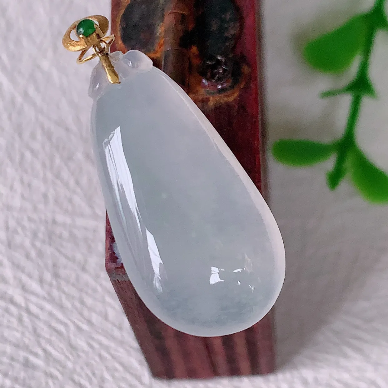 自然光实拍，18K金镶嵌冰种翡翠招财福瓜吊坠，翡翠福瓜招财瓜，冰润且起胶感，佩戴效果优雅迷人！#1.24整体30裸石25.5-13*5.8