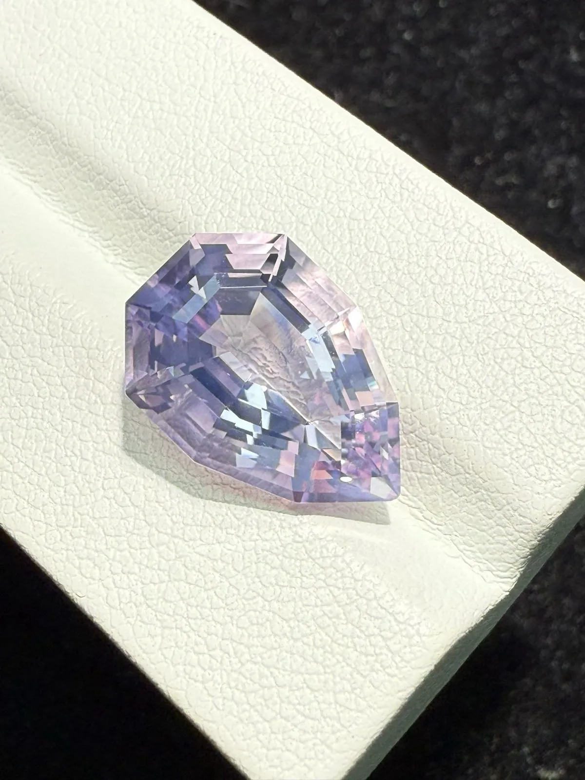 【高端珠宝】天然极美浪漫薰衣草紫晶裸石
重量: 9.29ct  规格: 17*11.7*8.8毫米
精湛切工，满身火彩
台面大，实物更美，可以代镶嵌设计。