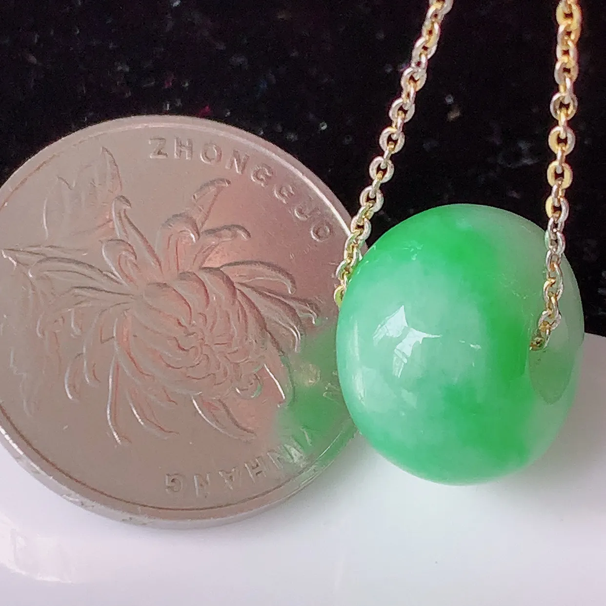 自然光实拍，冰润飘绿翡翠路路通吊坠，寓意时来运转、财源滚滚，款式新颖时尚，日常百搭的款！配图银链#05.24