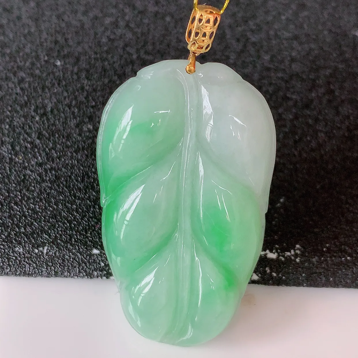18K金镶嵌飘绿翡翠叶子吊坠 ，种水足，色泽清新，工艺精湛，叶子寓意美好；金枝玉叶，事业有成。#35.24