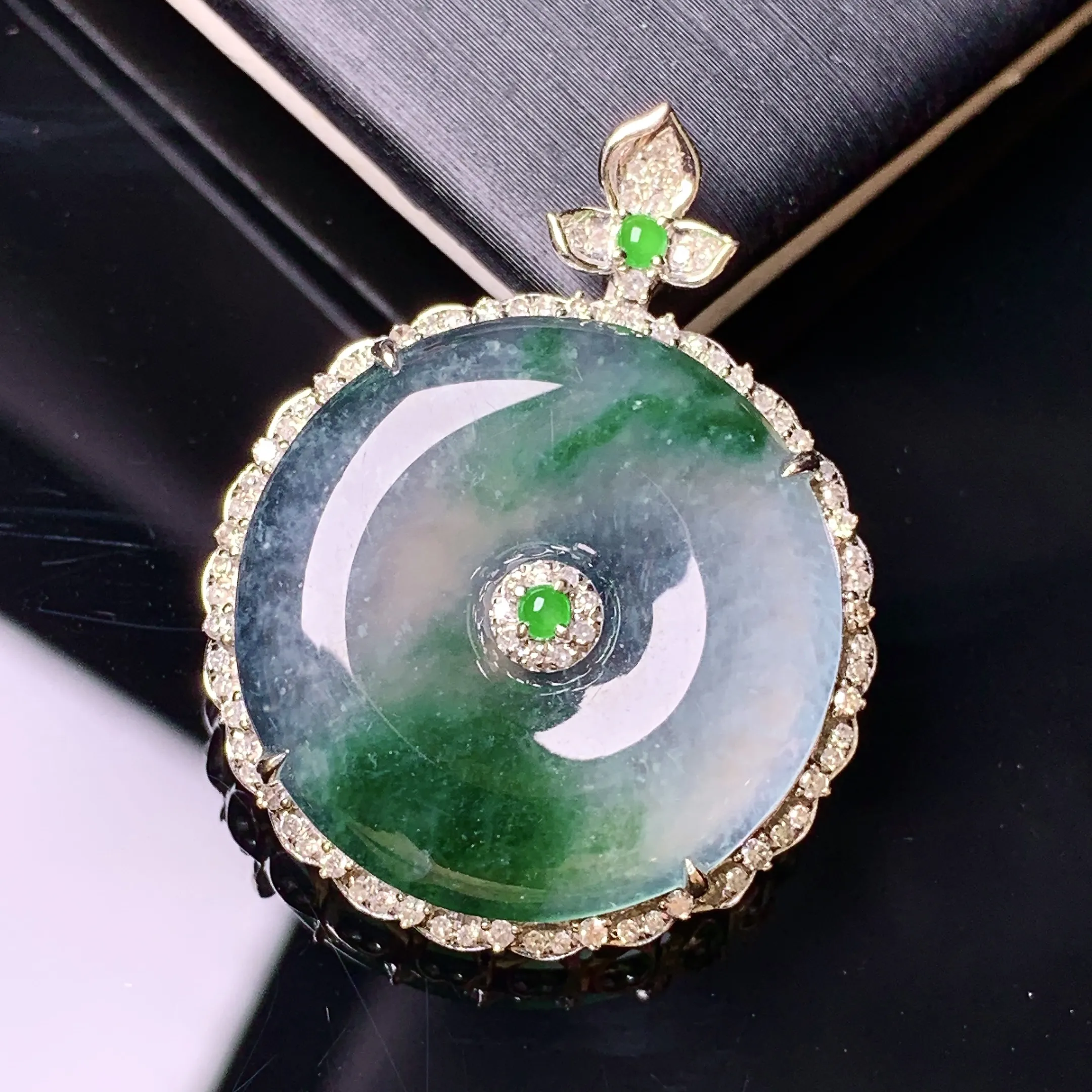 18k金镶嵌冰种飘绿平安扣吊坠 玉质细腻 色泽清新艳丽 整体尺寸30*23.5*6.3