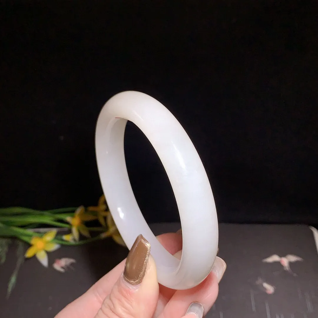 和田玉59圈口羊脂白手镯！玉质细腻油润 底色纯净 无裂无杂 脂粉好，品质高