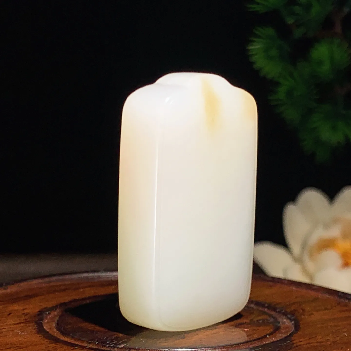 新疆和田玉羊脂白且末糖平安无事牌挂件。尺寸46/30/13重 40.8克 玉质细腻油润。手推出油。佩戴高端典雅。lt251223