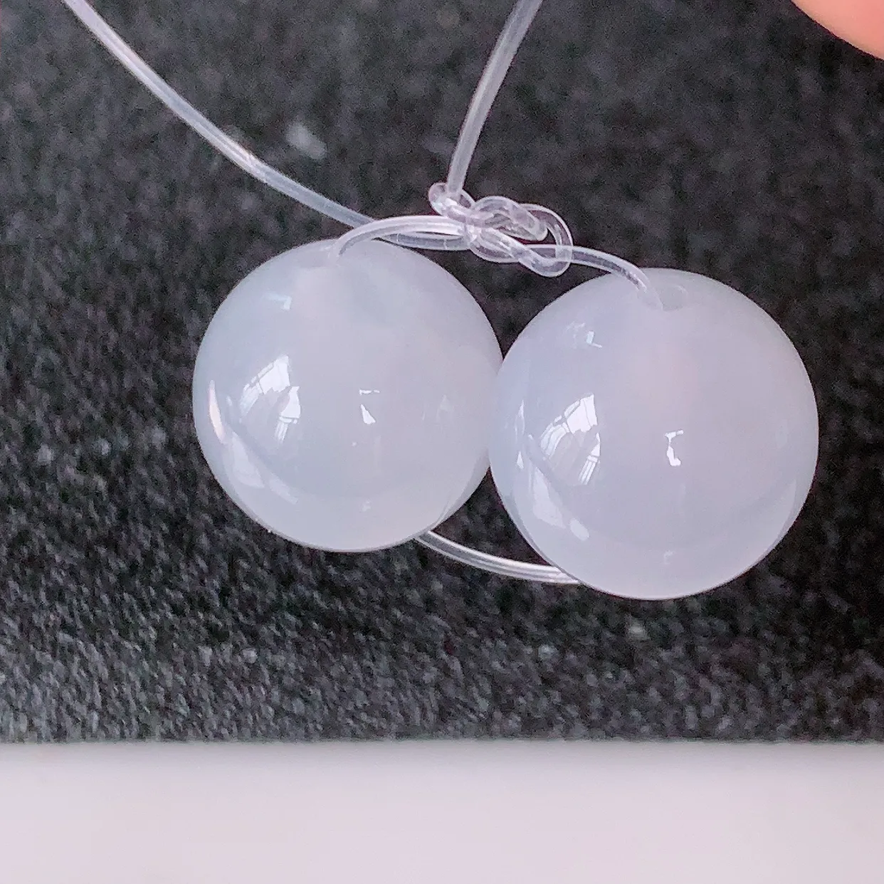 自然光实拍，冰种翡翠转运珠、路路通吊坠，寓意时来运转、财源滚滚，款式新颖时尚，日常百搭的款！配银链#41.24尺寸10.8