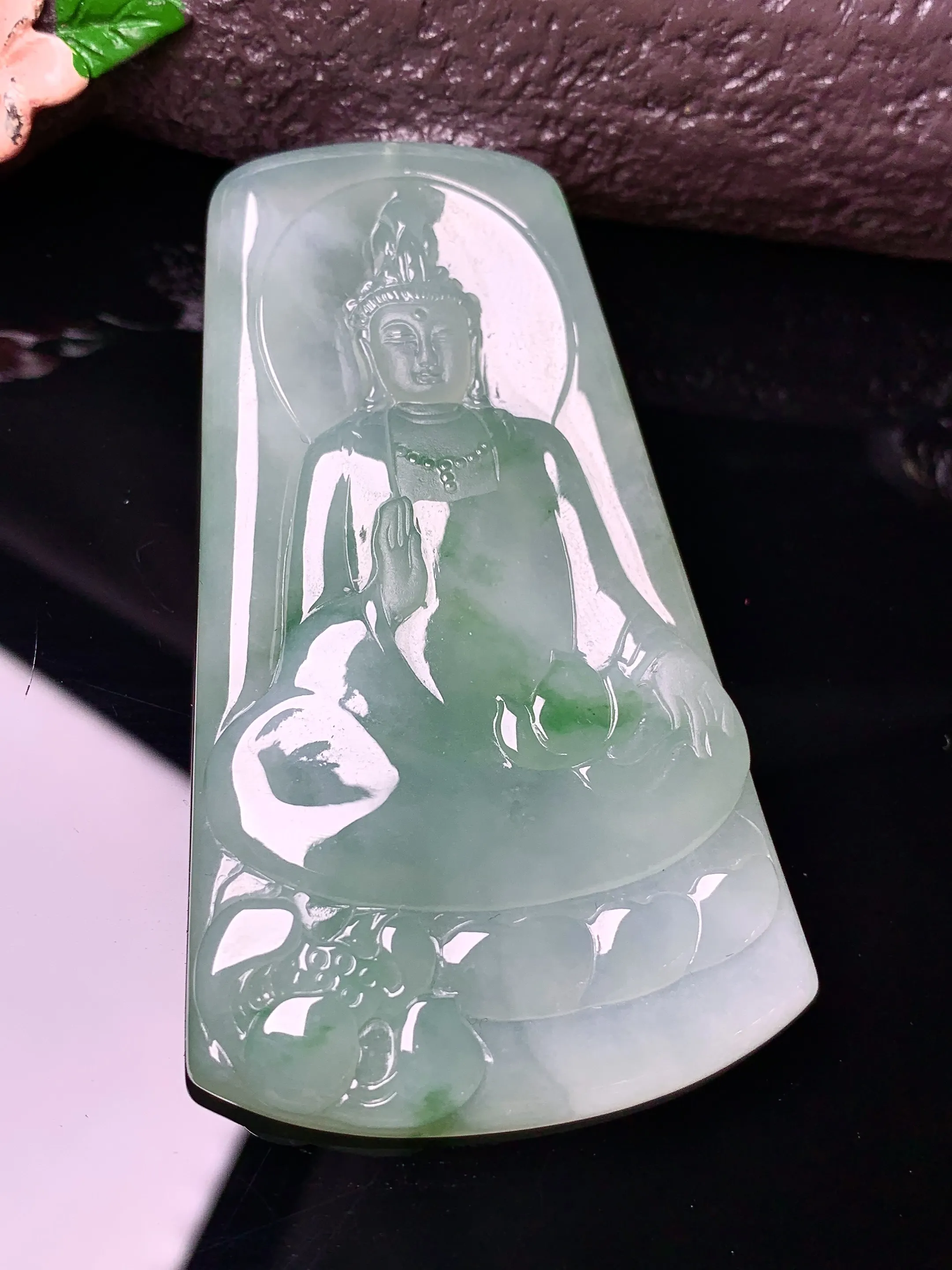 冰种飘绿观音吊坠 玉质细腻 色泽清新艳丽 整体尺寸66.2*37.6*5.6