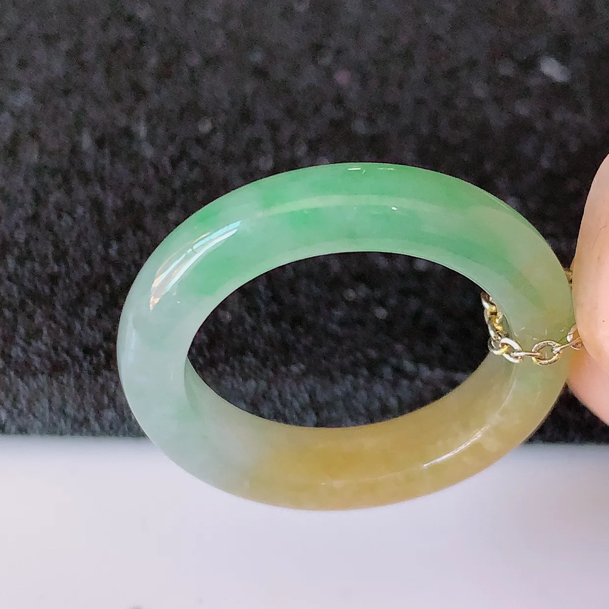 自然光实拍，特色冰黄加绿翡翠指环，17.3mm内径翡翠指环，玉戒指，玉质莹润，好精美好冰润的指环，1