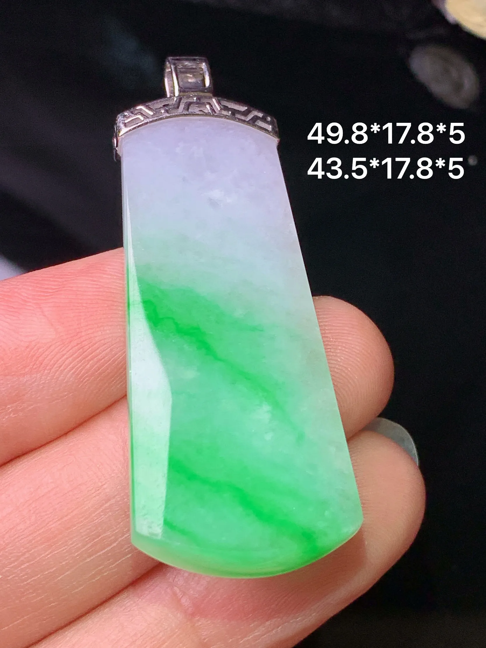 18k金镶嵌飘绿无事牌吊坠 玉质细腻 色泽清新艳丽 整体尺寸49.8*17.8*5