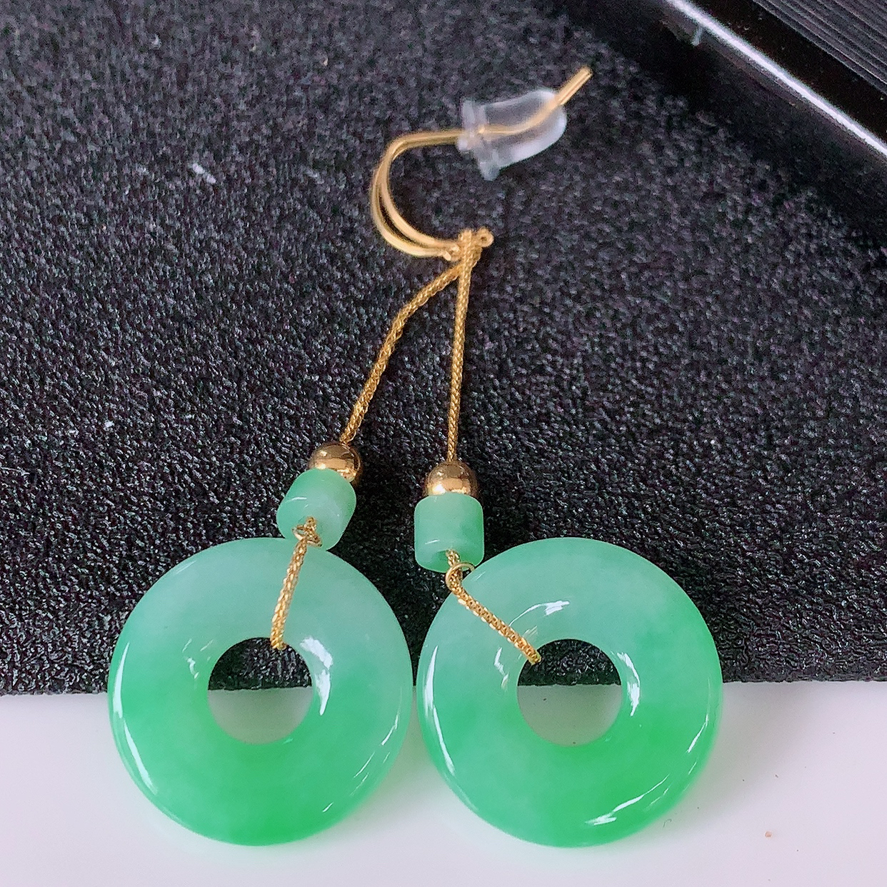 18k金镶嵌冰飘绿翡翠平安扣耳坠，沁人心脾，耳坠佩戴效果大气出众，尽显气质。种水好，胶感足，颜相当漂亮，高性价比，值得入手品鉴！#41.24整体49裸石15-2.8